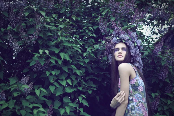 Una bella ragazza in posa in giardino — Foto Stock