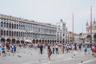 Venedik, İtalya - 21 Temmuz 2019: Venedik, İtalya 'daki Saint Mark Meydanı' nda (Piazza San Marco) turistler