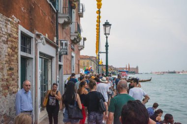 Venedik, İtalya - 21 Temmuz 2019: İnsanlar İtalya 'nın Venedik kentindeki yıllık Kurtuluş Bayramı tekne yarışını izlemek için Giudecca adasında toplandılar