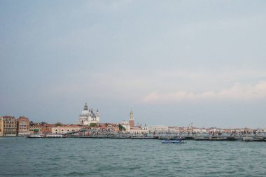 Venedik, İtalya - 21 Temmuz 2019: İnsanlar Venedik, İtalya 'daki yıllık Kurtuluş Bayramı için inşa edilen yüzer köprüden geçiyorlar
