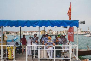 Venedik, İtalya - 21 Temmuz 2019: Venedik, İtalya 'da düzenlenen yıllık Kurtuluş Bayramı tekne yarışında sunucular platformu
