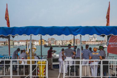 Venedik, İtalya - 21 Temmuz 2019: Venedik, İtalya 'da düzenlenen yıllık Kurtuluş Bayramı tekne yarışında sunucular platformu