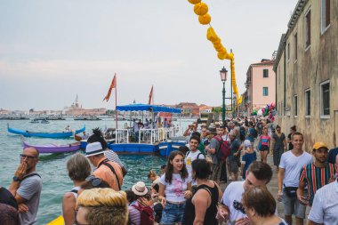 Venedik, İtalya - 21 Temmuz 2019: İnsanlar İtalya 'nın Venedik kentindeki yıllık Kurtuluş Bayramı tekne yarışını izlemek için Giudecca adasında toplandılar