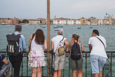 Venedik, İtalya - 21 Temmuz 2019: İnsanlar İtalya 'nın Venedik kentindeki yıllık Kurtuluş Bayramı tekne yarışını izlemek için Giudecca adasında toplandılar