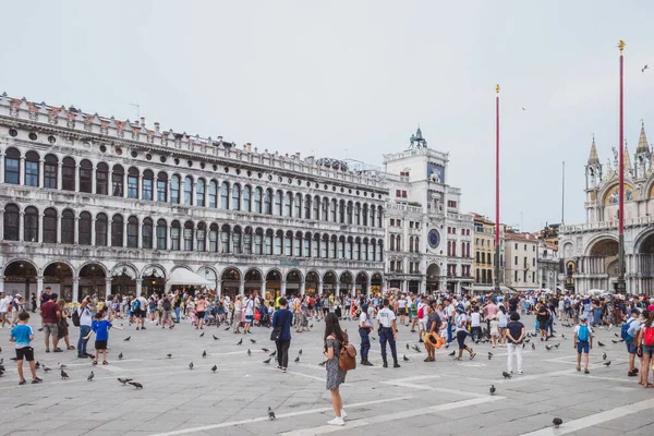 Venedik, İtalya - 21 Temmuz 2019: Venedik, İtalya 'daki Saint Mark Meydanı' nda (Piazza San Marco) turistler