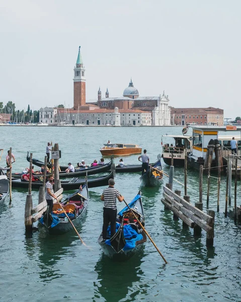 Venedik, İtalya - 21 Temmuz 2019: Venedik, İtalya 'da Saint Mark Meydanı yakınlarındaki Gondollar