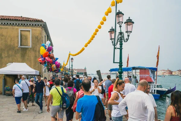 Venedik, İtalya - 21 Temmuz 2019: İnsanlar İtalya 'nın Venedik kentindeki yıllık Kurtuluş Bayramı tekne yarışını izlemek için Giudecca adasında toplandılar
