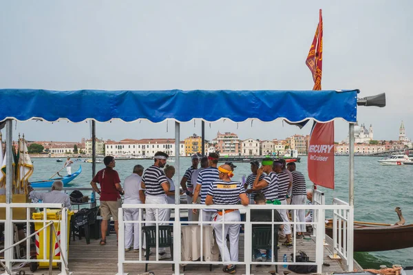 Venedik, İtalya - 21 Temmuz 2019: Venedik, İtalya 'da düzenlenen yıllık Kurtuluş Bayramı tekne yarışında sunucular platformu