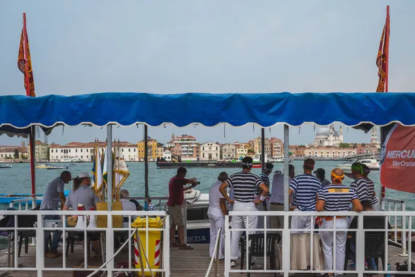 Venedik, İtalya - 21 Temmuz 2019: Venedik, İtalya 'da düzenlenen yıllık Kurtuluş Bayramı tekne yarışında sunucular platformu
