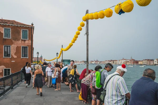 Venedik, İtalya - 21 Temmuz 2019: İnsanlar İtalya 'nın Venedik kentindeki yıllık Kurtuluş Bayramı tekne yarışını izlemek için Giudecca adasında toplandılar