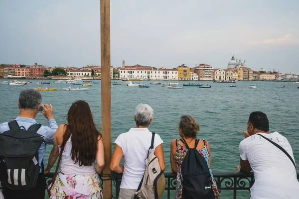 Venedik, İtalya - 21 Temmuz 2019: İnsanlar İtalya 'nın Venedik kentindeki yıllık Kurtuluş Bayramı tekne yarışını izlemek için Giudecca adasında toplandılar