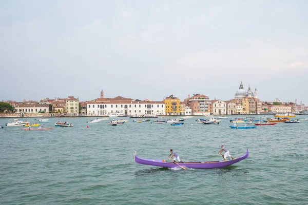 Venedik, İtalya - 21 Temmuz 2019: Venedik, İtalya 'da yıllık Kurtarıcı Ziyafeti tekne yarışı