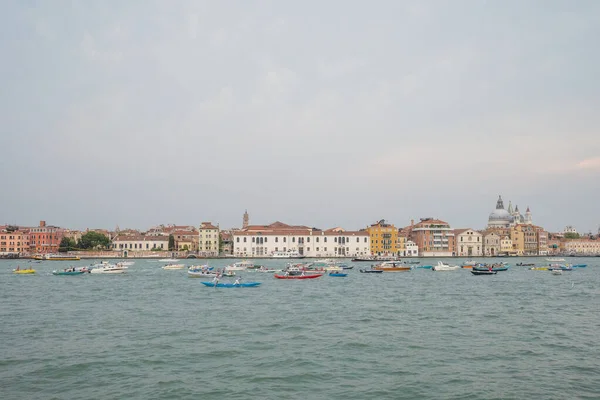 Venedik, İtalya - 21 Temmuz 2019: Venedik, İtalya 'da yıllık Kurtarıcı Ziyafeti tekne yarışı