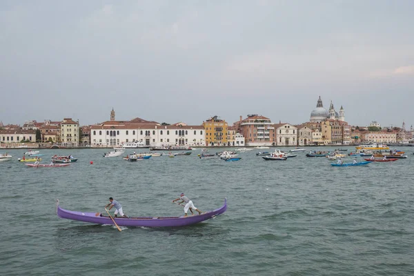 Venedik, İtalya - 21 Temmuz 2019: Venedik, İtalya 'da yıllık Kurtarıcı Ziyafeti tekne yarışı
