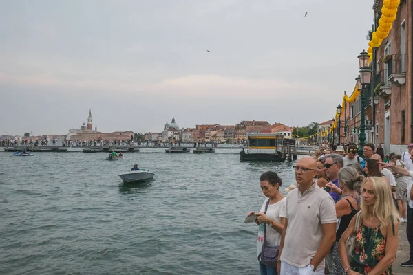 Venedik, İtalya - 21 Temmuz 2019: İnsanlar İtalya 'nın Venedik kentindeki yıllık Kurtuluş Bayramı tekne yarışını izlemek için Giudecca adasında toplandılar