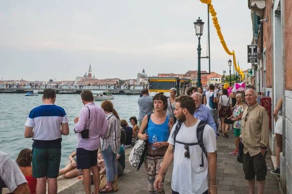 Venedik, İtalya - 21 Temmuz 2019: İnsanlar İtalya 'nın Venedik kentindeki yıllık Kurtuluş Bayramı tekne yarışını izlemek için Giudecca adasında toplandılar