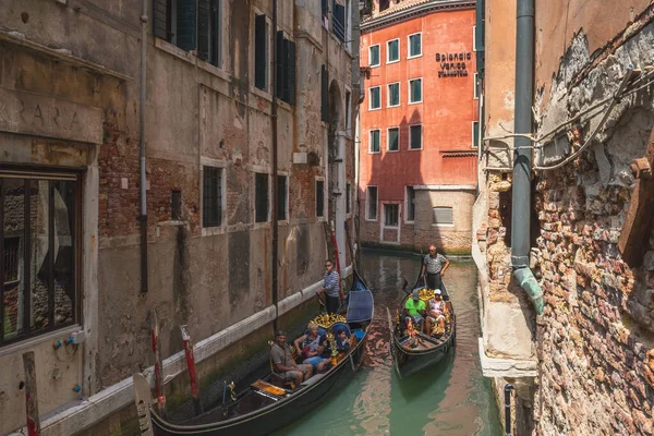 Venecia Italia Julio 2019 Gondolier Remo Góndola Canal Venecia Italia — Foto de Stock