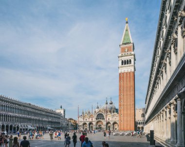 Venedik, İtalya - 22 Temmuz 2019: Venedik, İtalya 'daki Saint Mark Meydanı' nda (Piazza San Marco) turistler