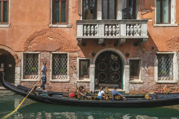 Венеция Италия Июля 2019 Года Гондольер Гребной Гондолы Канале Венеции — стоковое фото