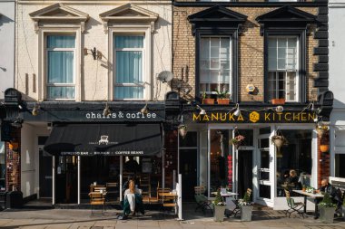 Londra, Birleşik Krallık - 22 Ekim 2020: Fulham yolundaki kafe ve restoran