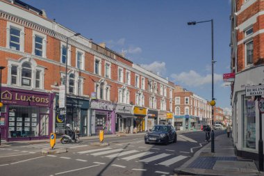 Londra, Birleşik Krallık - 22 Ekim 2020: Londra 'da Fulham Yolu' nun arabalı ve motorlu görüntüsü