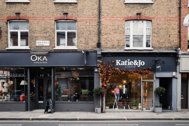 Londra, Birleşik Krallık - 22 Ekim 2020: Fulham, Londra 'daki New King' s Road 'da ev tasarımı ve moda dükkanları mağazası