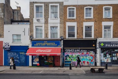 Londra, Birleşik Krallık - 1 Ocak 2021: Notting Hill 'deki Golborne Road' da kapalı dükkanların önünden geçen insanlar