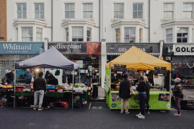 Londra, Birleşik Krallık - 1 Ocak 2021: İnsanlar Notting Hill, Londra 'daki Portobello yol pazarındaki sokak satıcılarından alışveriş yapıyorlar
