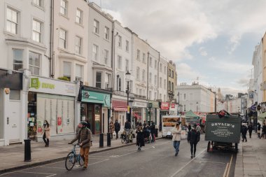 Londra, Birleşik Krallık - 1 Ocak 2021: Notting Hill 'de Portobello Yolu' nda yürüyen insanlar