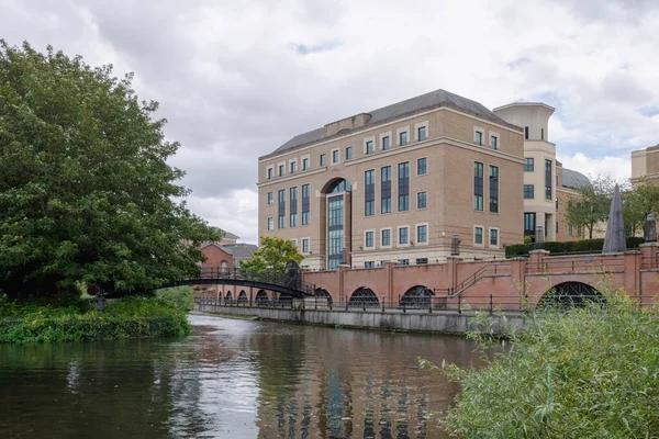 Utsikt Över Hus Vid Kennet River Centrum Reading Storbritannien — Stockfoto