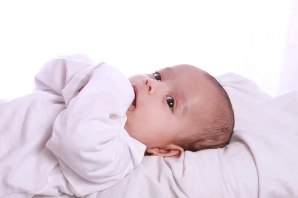 Pequeno bebê comendo mão — Fotografia de Stock