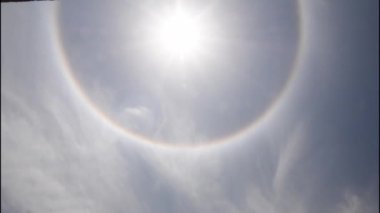 4k 8 Saniyelik zaman dilimi görüntüsü Sun Halo 'nun güzel görüntüsü, bu 8 saniyelik halenin tadını çıkarın. Güneş doğarken, güneşin etrafında bir halka ya da ışık halkası görülebilir. Bu sıra dışı görüntüye sirrus bulutları neden olur..