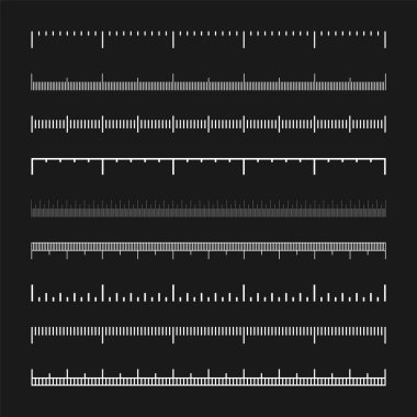 Bölünmüş farklı ölçeklerde. Uzunluğu, yüksekliği santimetre, milimetre ya da inç olarak ölçmek için gerçekçi beyaz bir ölçek. Cetvel, mezura işaretleri, boyut göstergeleri. Vektör illüstrasyonu.