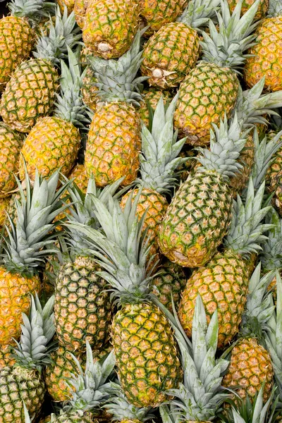 Ananases no mercado de frutas — Fotografia de Stock