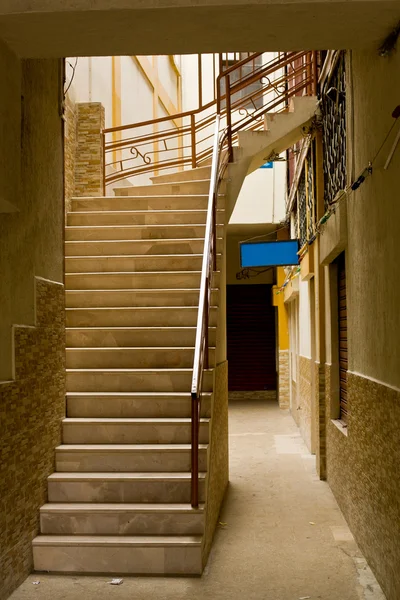 Gränd med trappor upp — Stockfoto