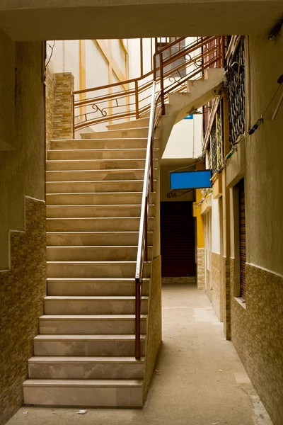 Callejón con escaleras arriba —  Fotos de Stock