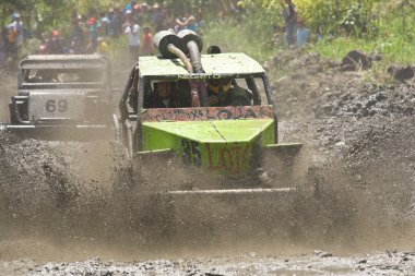4 x 4 yarış çamur Ekvador üzerinden