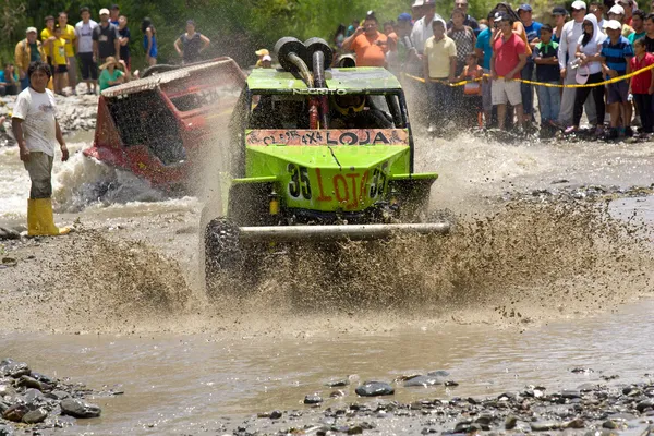 4 x 4 åkare genom lera i ecuador — Stockfoto