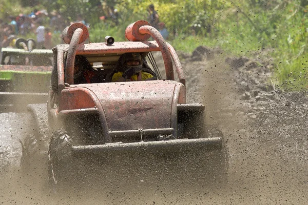 4 x 4 åkare genom lera i ecuador — Stockfoto