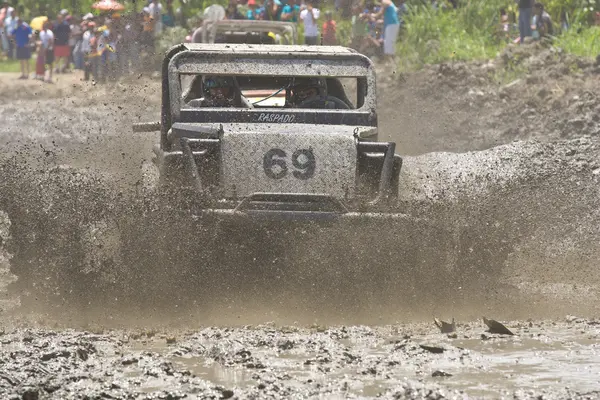 4 x 4 åkare genom lera i ecuador — Stockfoto