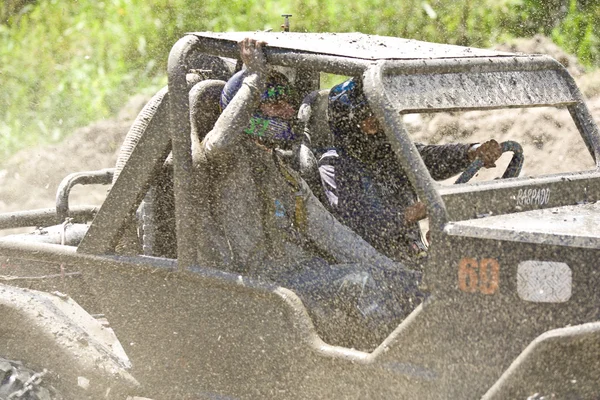 4 x 4 åkare genom lera i ecuador — Stockfoto