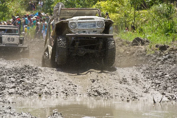 4 x 4 åkare genom lera i ecuador — Stockfoto