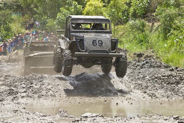 4X4 Racers através de lama no Equador Imagens Royalty-Free