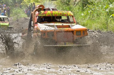 4 x 4 yarış çamur Ekvador üzerinden