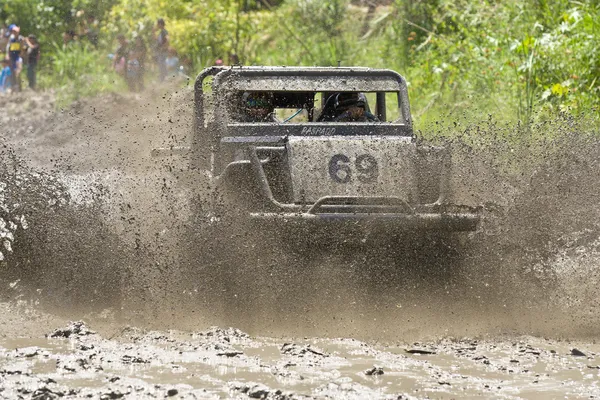 4 x 4 åkare genom lera i ecuador — Stockfoto