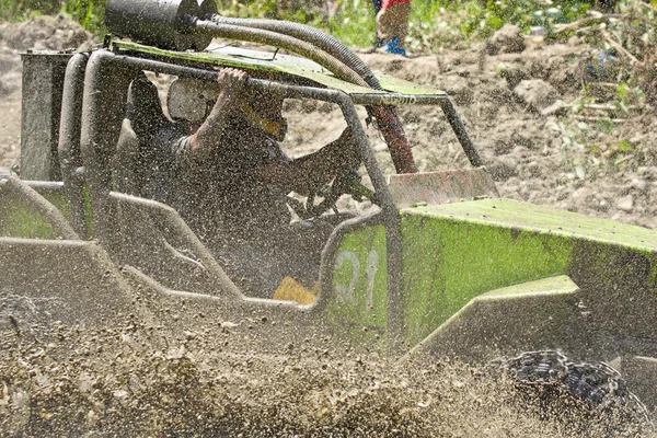 4 x 4 yarış çamur Ekvador üzerinden