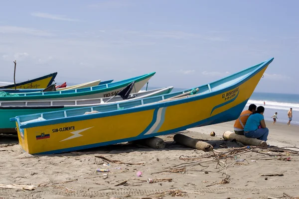 Barco de pesca encalhado em Equador Imagem De Stock