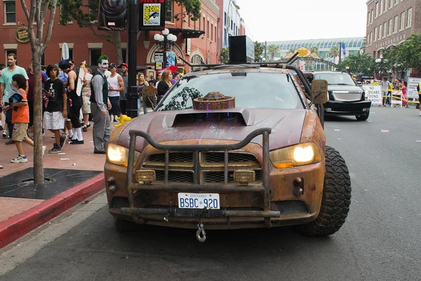 Opór prawa hodowca dodge samochodu na ulicy na comic con w centrum miasta san diego — Zdjęcie stockowe