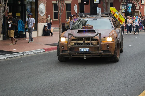 Defiance törvény állattartó Dodge autó San Diego Downtown street: a Comic-Con — Stock Fotó