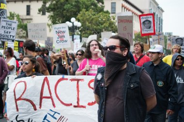 protestocular afişlerin destek tunasavas ve diğer şiddet mağdurları taşıdı.
